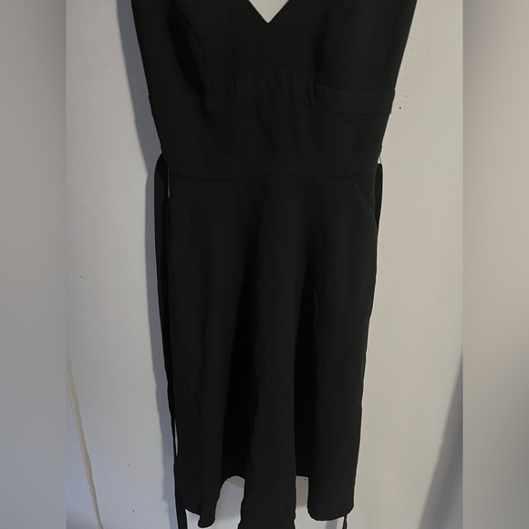 cue Plunging V Neck Sleeveless Babydoll with Pockets - Picture 12 of 14